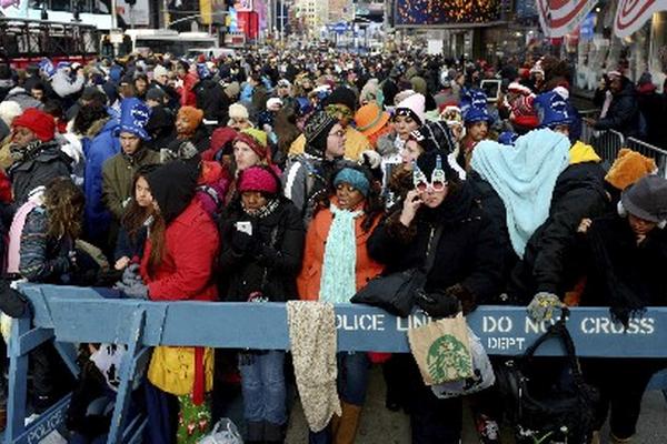 Miles de personas se han aglomerado a la espera de que el Time Square marque la hora de bienvenida al 2013. (Foto Prensa Libre: EFE)