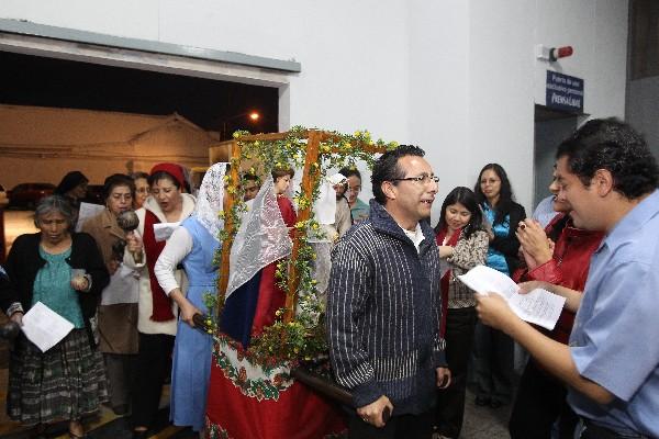 Personal de Prensa Libre recibe la posada de la rectoría de Belén. Después se degustó chocolate caliente.
