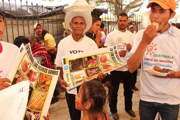 Pobladores opositores a la minería comparten un almuerzo en el municipio de San Rafael Las Flores, en Santa Rosa. (Foto Prensa Libre: Oswaldo Cardona)