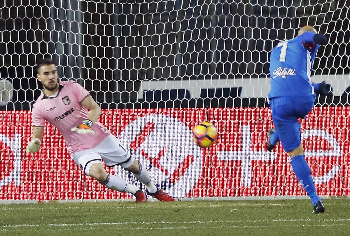 Massimo Maccarone cobra un penalti durante el partido contra el Palermo. (Foto Prensa Libre: EFE)
