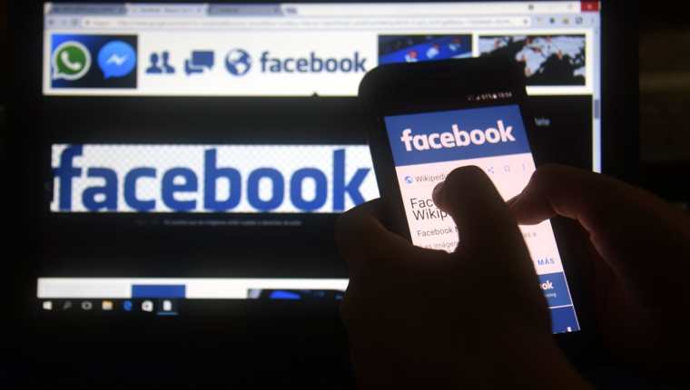 Hasta 2.7 millones de personas en la Unión Europea pueden haberse visto afectadas por el escándalo de datos personales de Facebook. (Foto Prensa Libre: AFP)