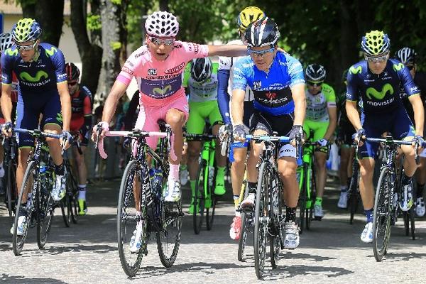 Niro Quintana y Juan David Arredondo, previo a iniciar la etapa de hoy en Italia. (Foto Prensa Libre: AFP)