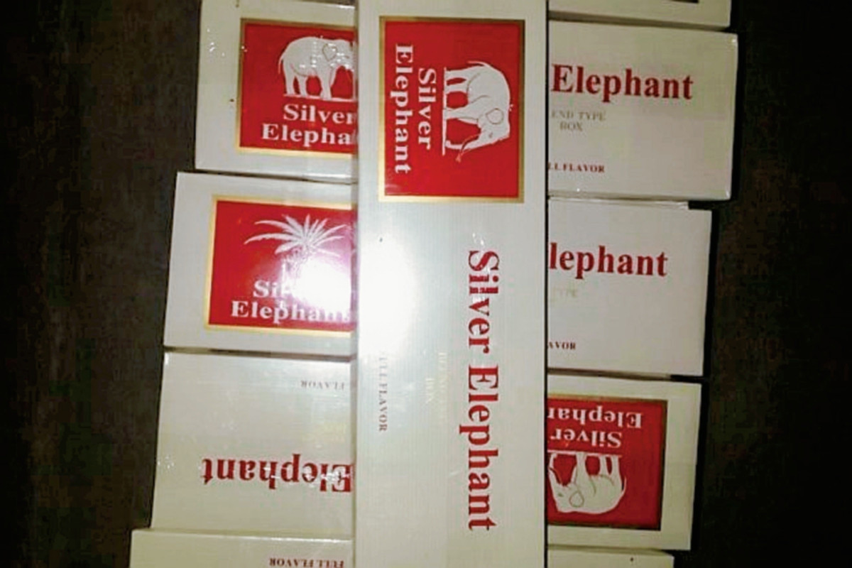 Unas 30  cajas de cigarrillos de contrabando fueron decomisadas por fiscales del MP, en la aldea Puerta del Cielo, Melchor de Mencos, Petén. (Foto Prensa Libre: Ministerio Público)