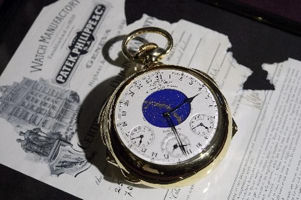 El reloj Henry Graves Supercomplication, de Patek Philippe, durante la presentación de la subasta de grandes joyas y joyas de la nobleza de Sotheby's. (Foto Prensa Libre: EFE)