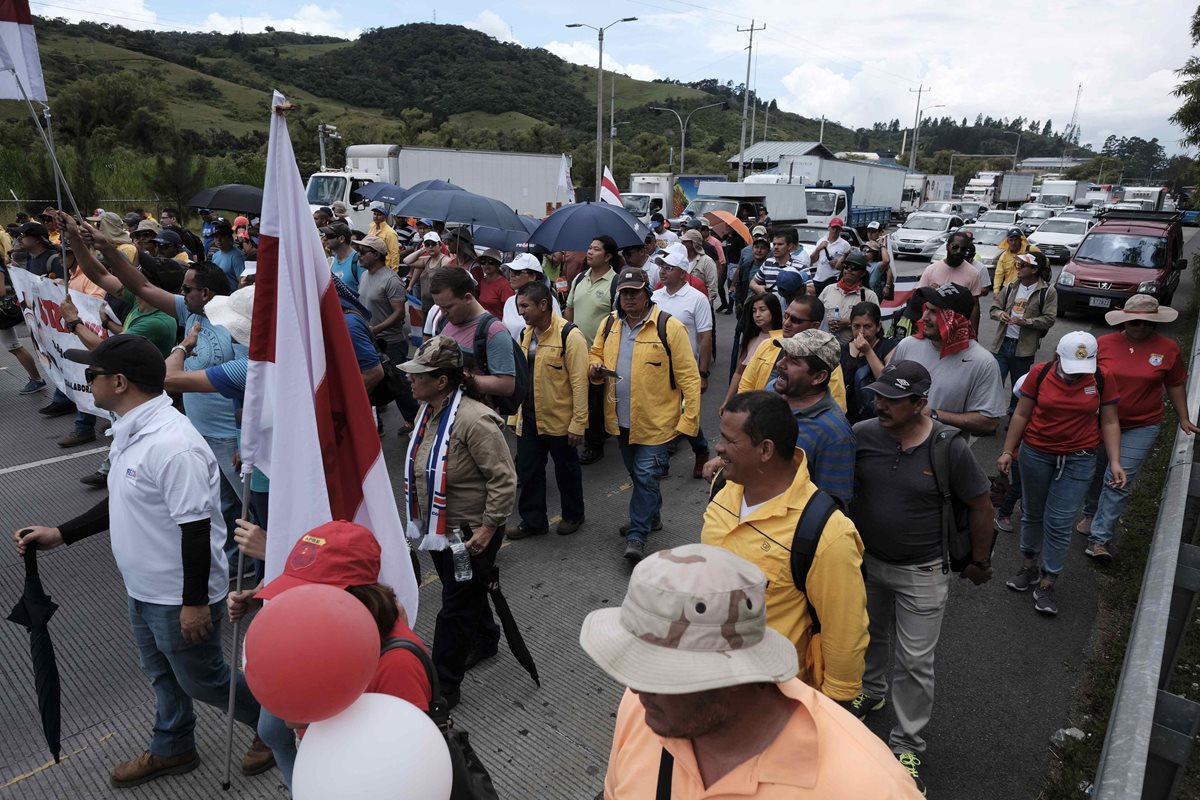 Manifestantes caminan por una carretera que lleva a la provincia de Cartago a las afueras de San José, Costa Rica. (Foto Prensa Libre: EFE)