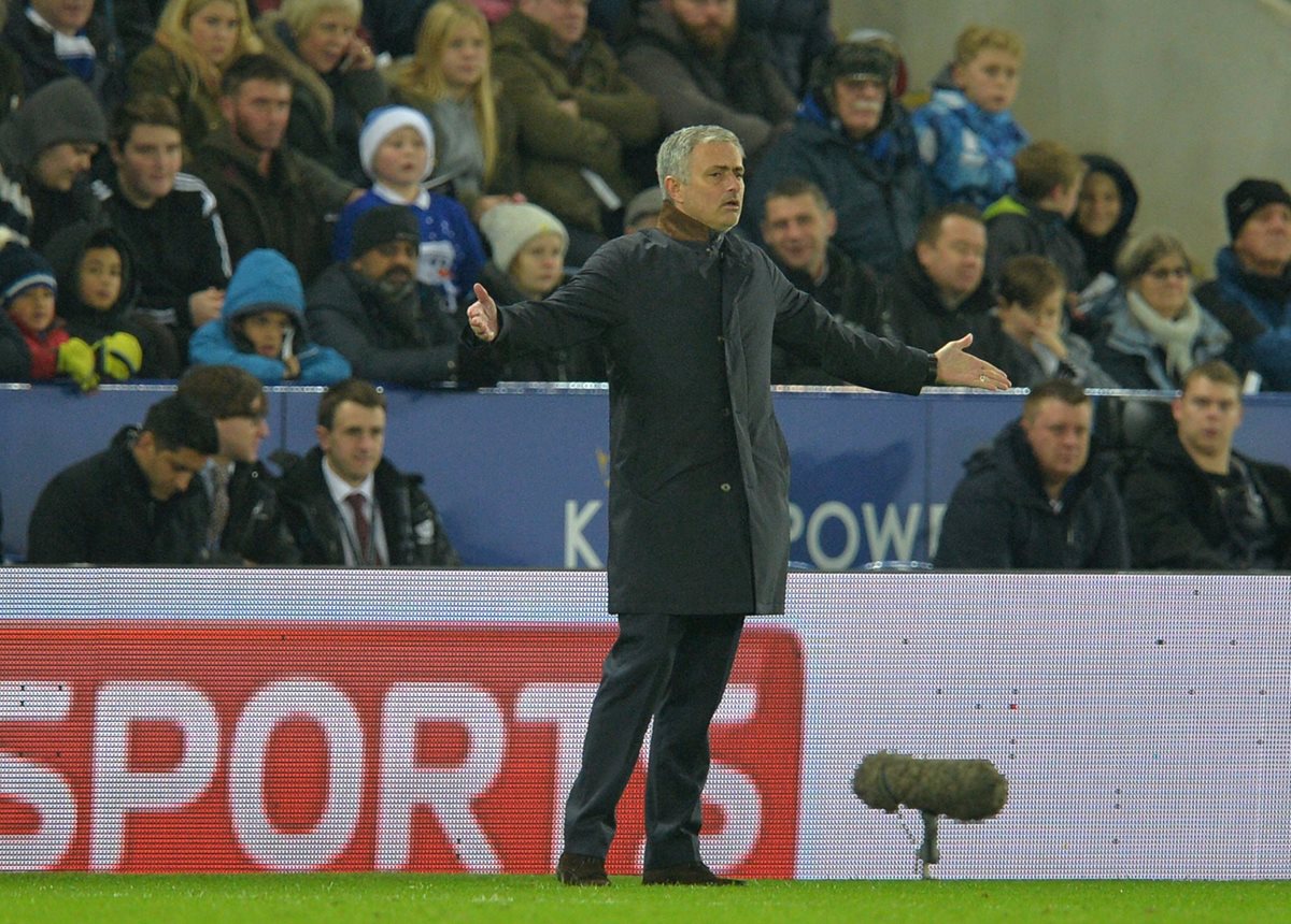 El técnico portugués del Chelsea, José Mourinho reclama una jugada durante el partido que su equipo perdió 2-1 contra Leicester. (Foto Prensa Libre: AFP)