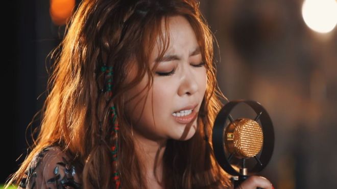 La cantante surcoreana JeA protagoniza una de las versiones más sentimentales de Despacito. MÚSICA DE ARRANQUE