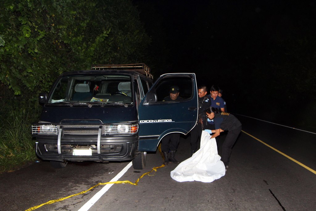 Autoridades recaban datos acerca de crimen contra piloto, en El Asintal, Retalhuleu. (Foto Prensa Libre: Rolando Miranda)