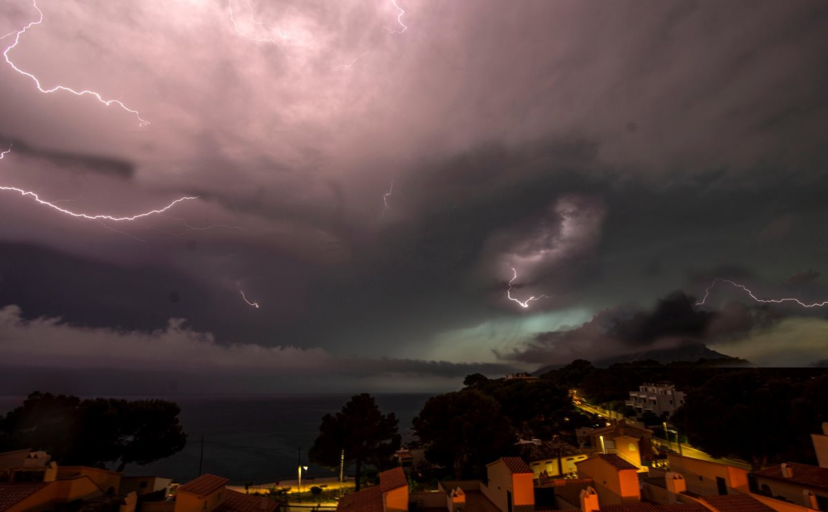 (Imagen de referencia) La tormenta eléctrica asustó a los capitalinos durante la noche del jueves y madrugada del viernes. (Foto Prensa Libre: EFE)