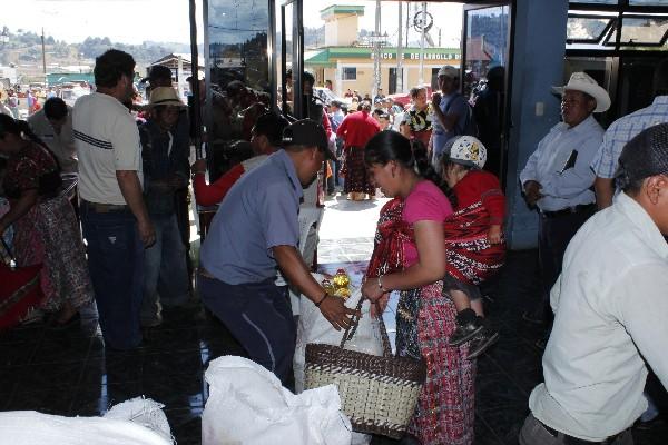 vecina  de Santa Apolonia  recibe    víveres.