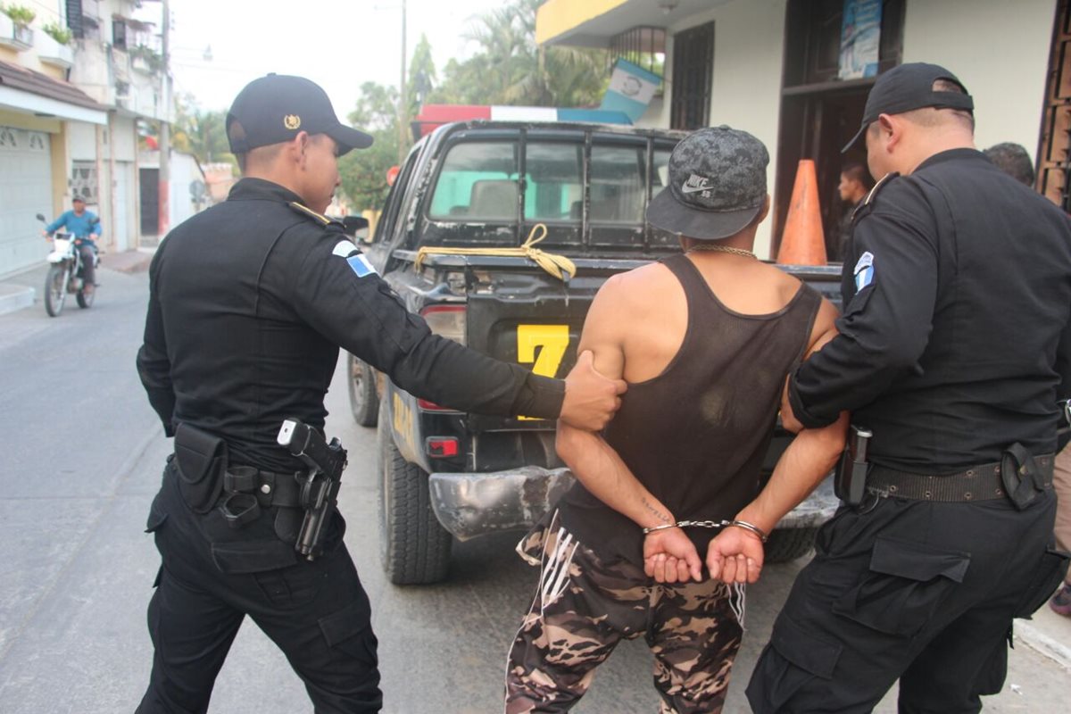El capturado es trasladado a la subestación policial. (Foto Prensa Libre: Mario Morales)