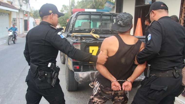 El capturado es trasladado a la subestación policial. (Foto Prensa Libre: Mario Morales)