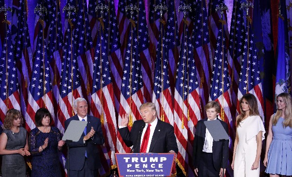 Donald Trump (c), pronuncia un discurso ante sus simpatizantes durante la fiesta electoral.(Foto Prensa Libre: EFE)
