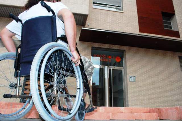 Personas que utilizan silla de ruedas para movilizarse serán son beneficiadas con la construcción de una rampa en la sede del Renap de Coatepeque. (Foto de referencia: HemerotecaPL)