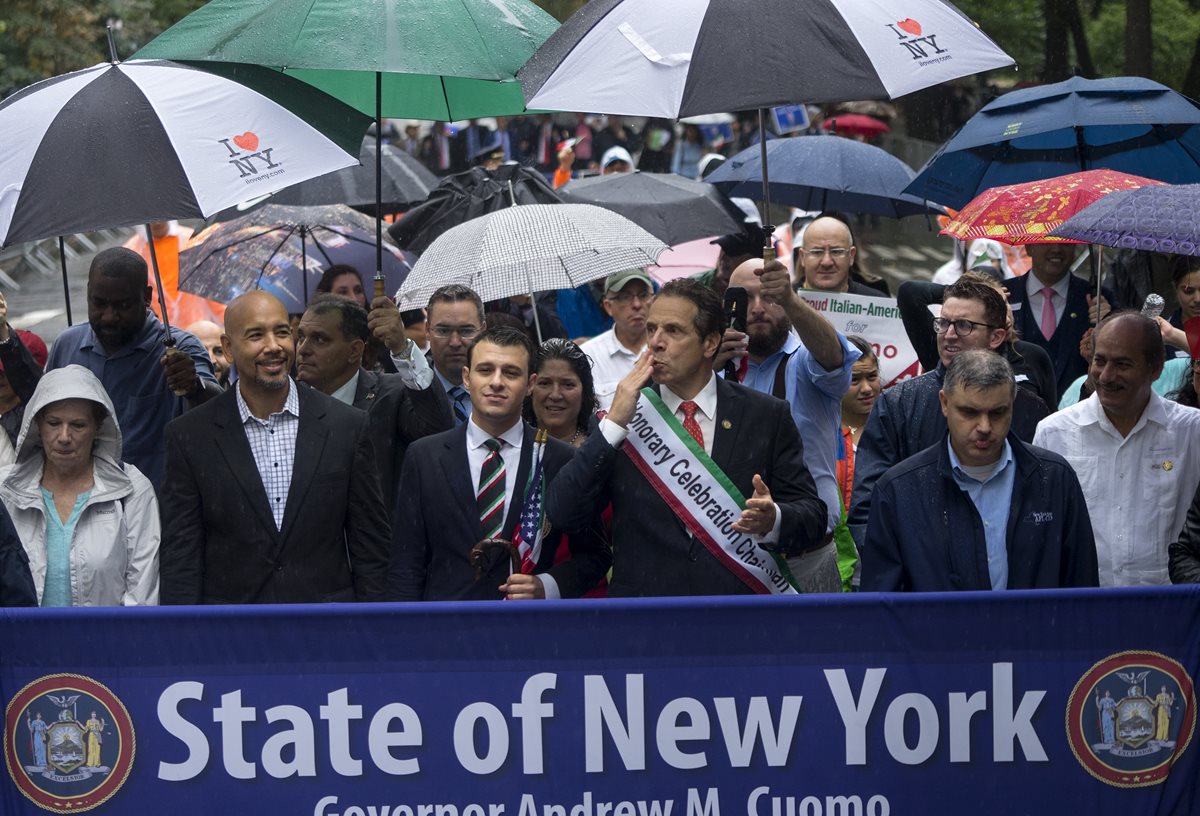 El gobernador de Nueva York Andrew Cuomo, centro derecha, participa en el desfile de Día de Cristóbal Colón en Nueva York. (AP).