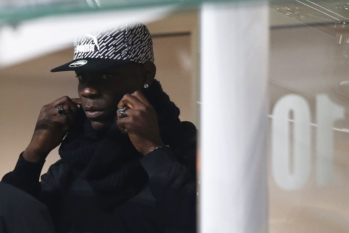 Mario Balotelli observa el partido amistoso entre Italia y Alemania. (Foto Prensa Libre: AFP)