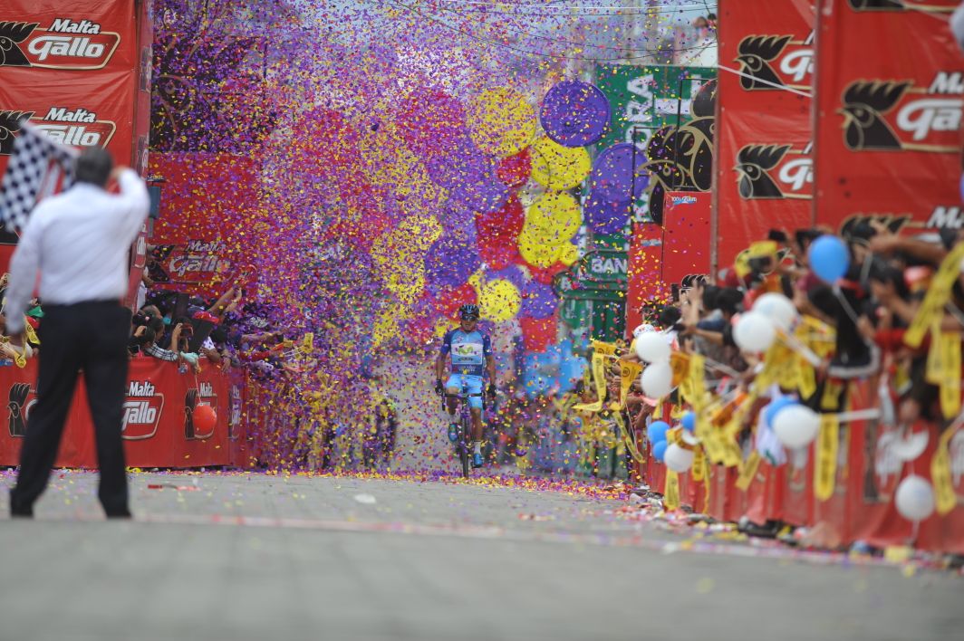 Byron Guamá festeja al ingresar a la meta en medio de una lluvia de confeti. (Foto Prensa Libre: Francisco Sánchez)