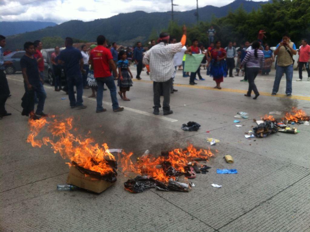 Comerciantes se manifiestan en la ciudad colonial para ser escuchados por las autoridades ediles. (Foto Prensa Libre: Miguel López).