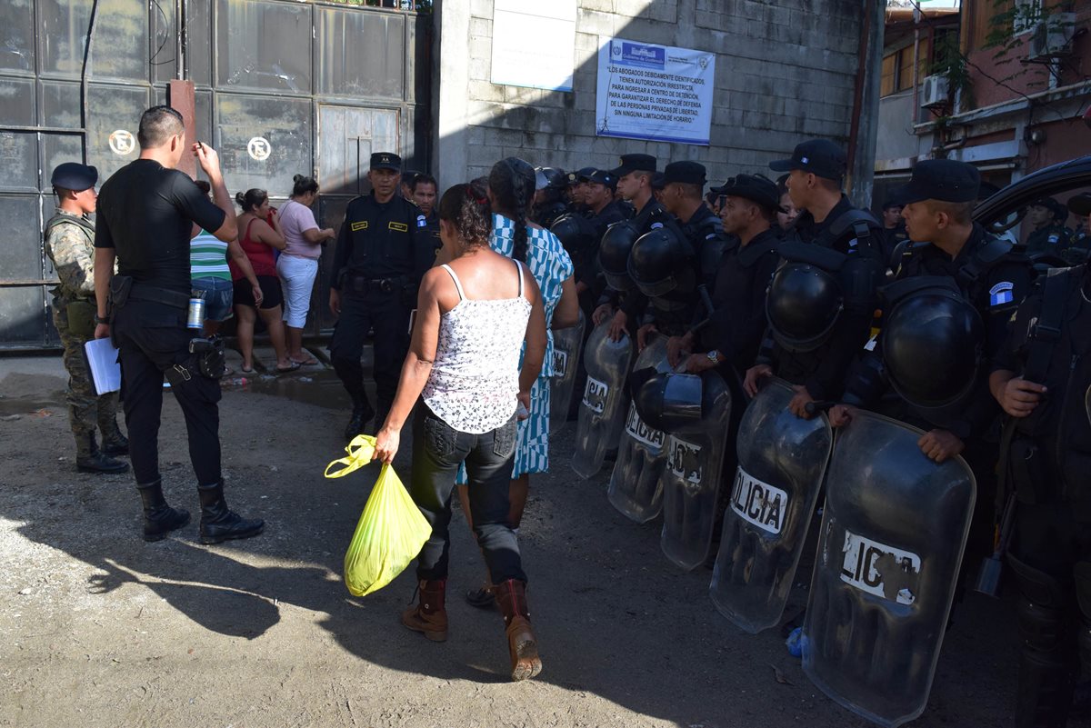 Agentes de la Policía Nacional Civil se presentaron a la cárcel de Puerto Barrios, Izabal, para evitar incidentes. (Foto Prensa Libre: Dony Stewart)