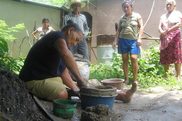Elsa Milagros Larios muestra su habilidad al fabricar un sartén de barro, en Río Hondo. (Foto Prensa Libre: Víctor Gómez)