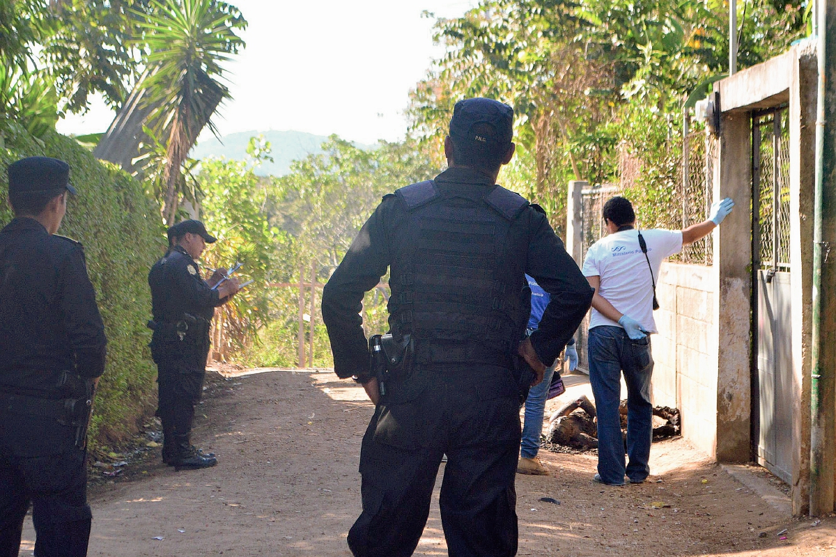 Autoridades resguardan  el lugar donde fue hallado el cuerpo carbonizado de un hombre en El Cerinal, Barberena, Santa Rosa. (Foto Prensa Libre: Oswaldo Cardona)
