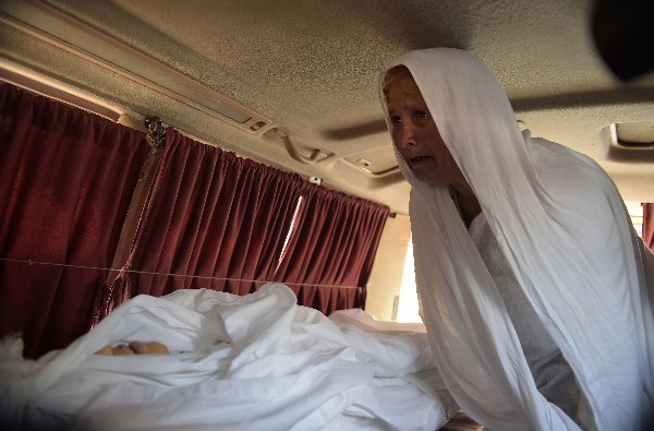 La abuela de Maria Sadaqat que fue torturado y quemada viva, llora a su nieta.(AFP).