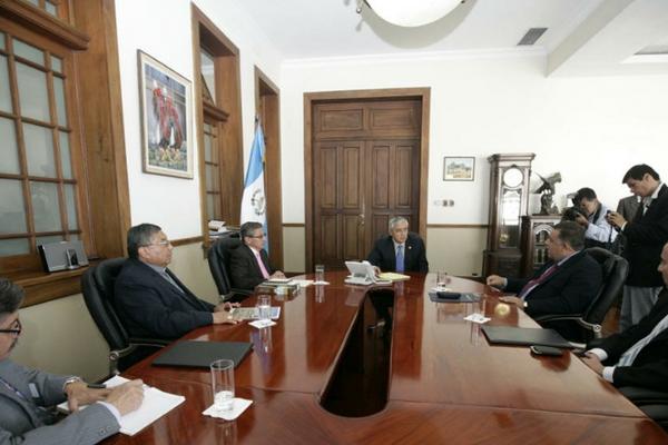 Presidente Otto Pérez Molina se reúne con integrantes del G4. (Foto cortesía de la Scspr)
