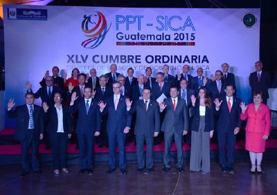 Foto oficial de ministros de Relaciones Exteriores del SICA y los Países Observadores Regionales y Extra Regionales. (Foto:Minex)