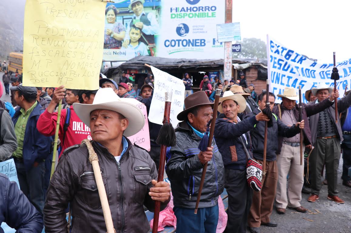 Decenas de pobladores manifiestan contra las autoridades municipales de Cunén. (Foto Prensa Libre: Héctor Cordero)