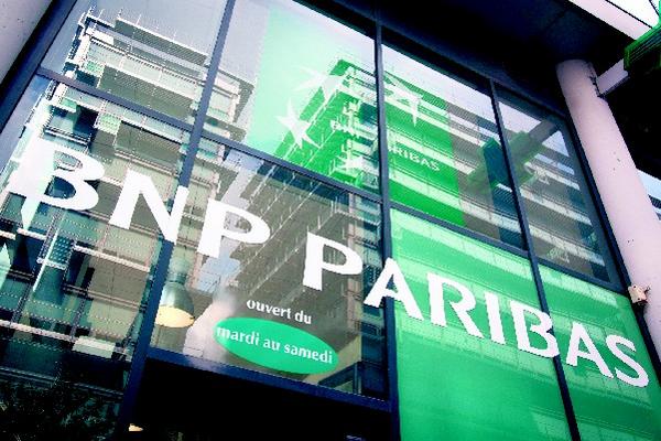 El primer banco francés está pendiente de recibir notificación de parte de la justicia estadounidense sobre las sanciones de que será objeto. (Foto Prensa Libre: AFP)