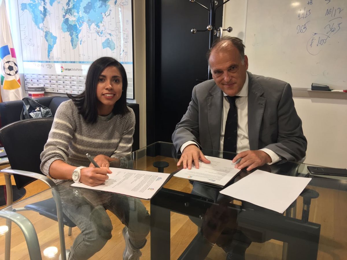 La guatemalteca Ana Lucía Martínez junto a Javier Tebas, presidente de la Liga Española, al momento de firmar el acuerdo de cooperación para la Liga guatemalteca. (Foto Prensa Libre: cortesía Ana Lucía Martínez)