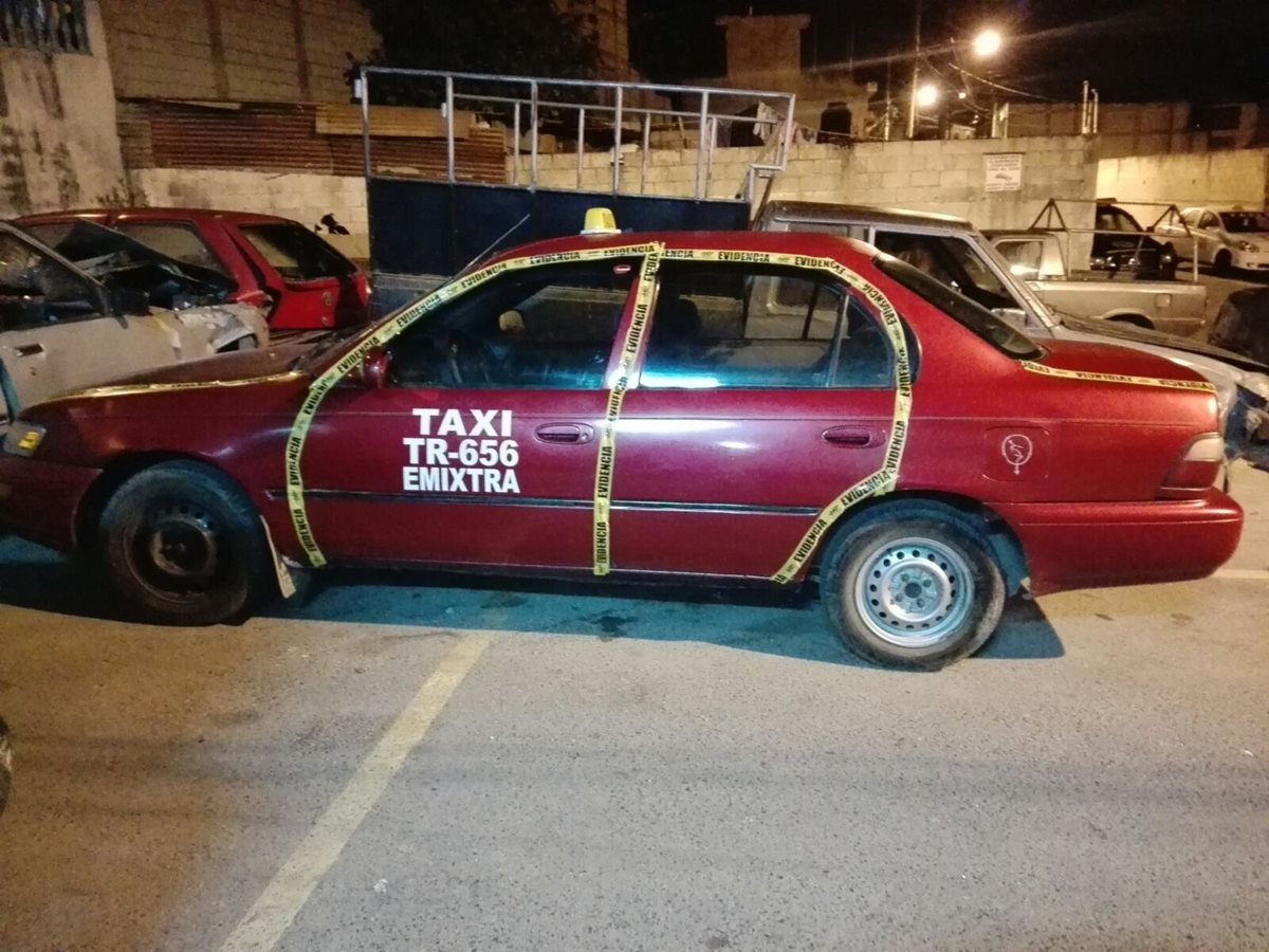 Un cadáver desmembrado era lanzado desde el taxi a la vía pública, en la zona 1 de Mixco. (Foto Prensa Libre: Cortesía PNC)