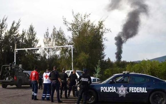 Una columna de humo se observa en el lugar donde ocurrieron los hechos en Tanhuato, Michoacán. (Foto Prensa Libre: Internet).