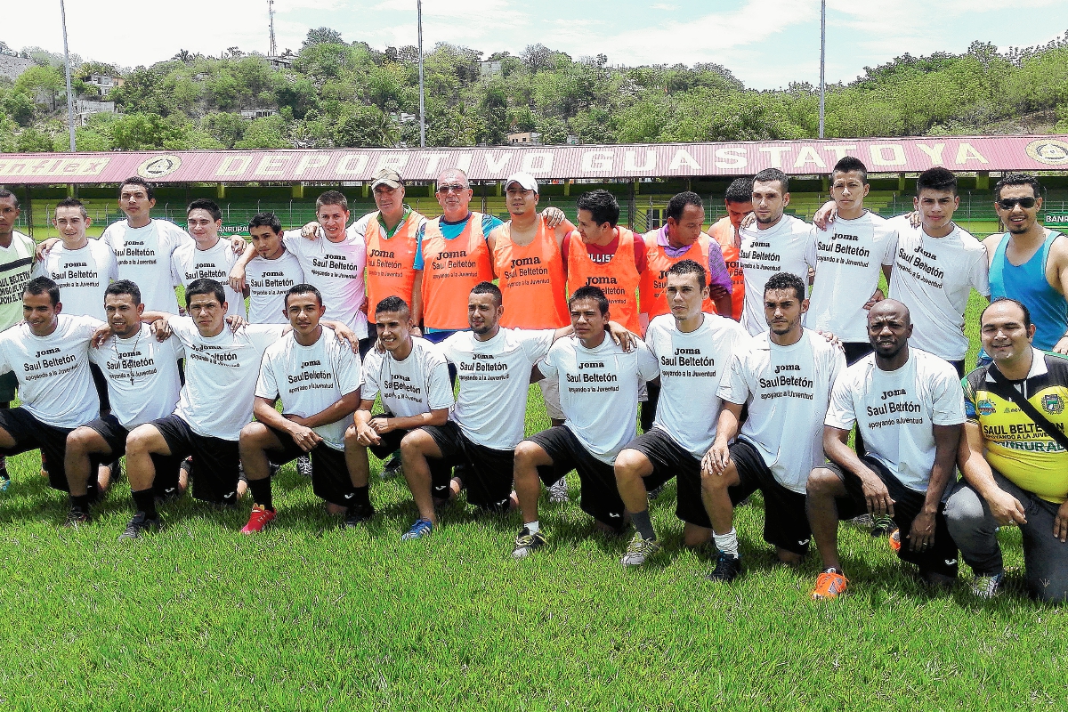 Jugadores y Cuerpo Técnico de Deportivo Guastatoya posan en la cancha del estadio David Cordón Hichos. (Foto Prensa Libre: Hugo Oliva)