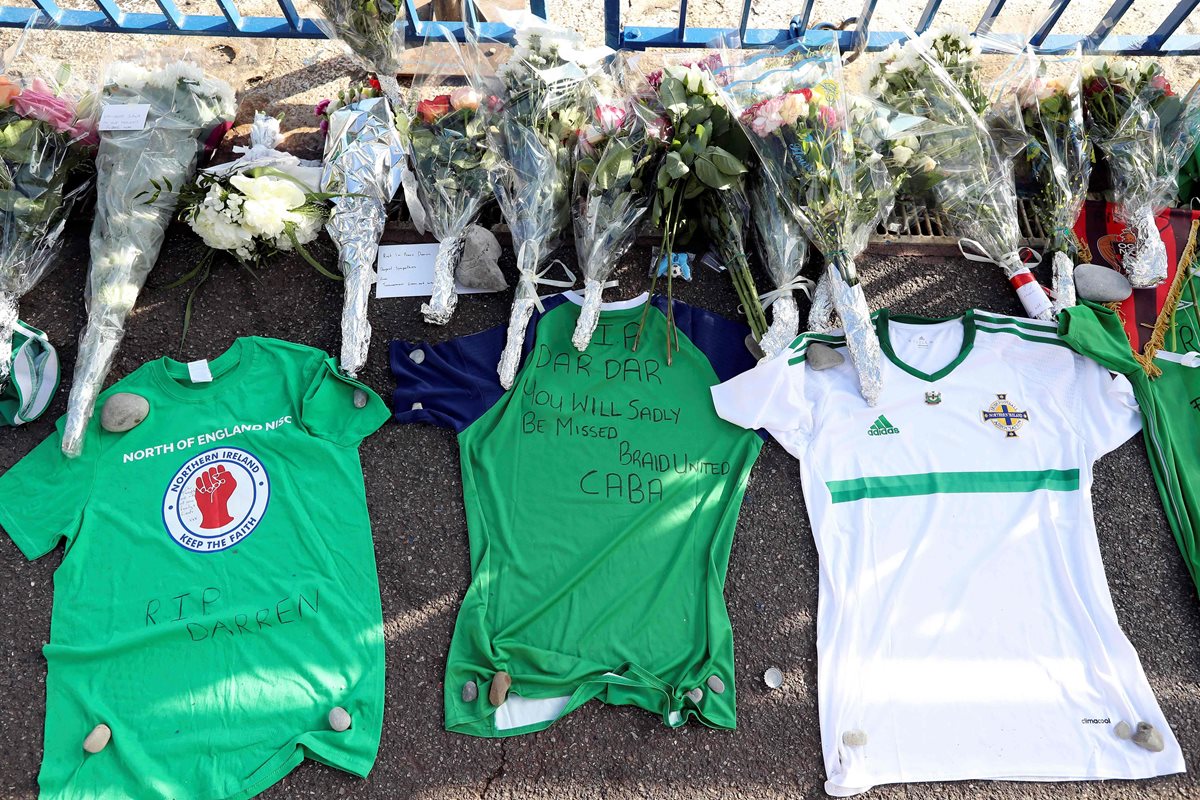 Aficionados norirlandeses crearon un altar en Niza, ciudad donde falleció Darren Rodgers, el lunes recién pasado (Foto Prensa Libre: AFP)