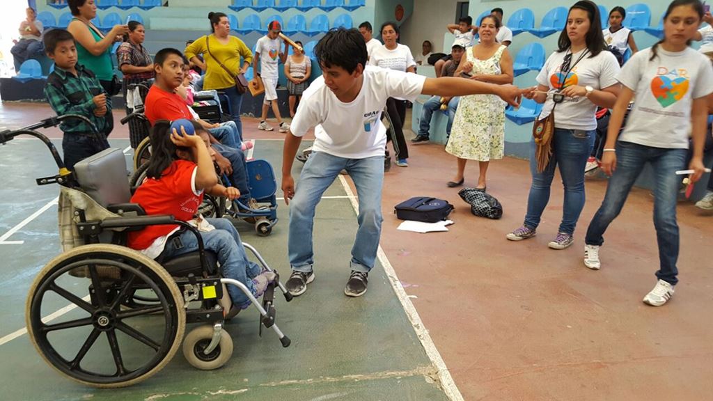 Niños practican deporte en las olimpiadas efectuadas en Panajachel. (Foto Prensa Libre: Édgar Sáenz).
