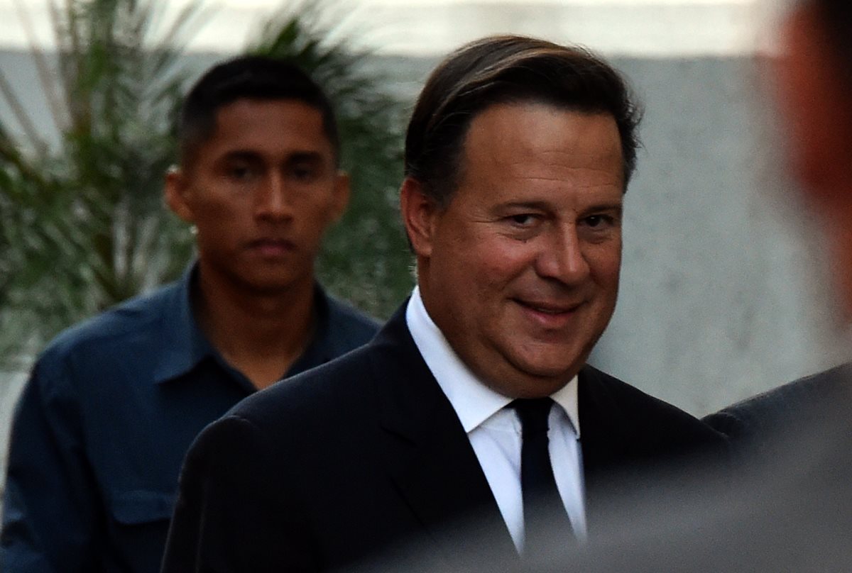 El presidente panameño, Juan Carlos Varela, abandona la cancillería después de reunirse con embajadores. (Foto Prensa Libre: AFP).