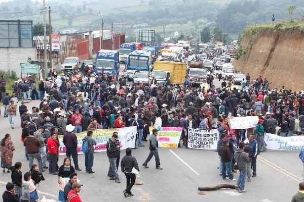 Embotellamiento   en el kilómetro 65 de la ruta Interamericana, causado por las protestas.