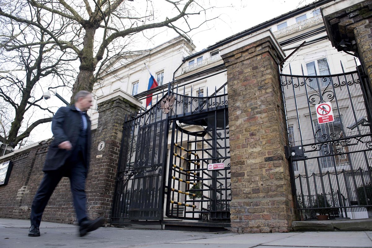 Un hombre pasa junto al consulado ruso en Londres. (Foto Prensa Libre:AFP).