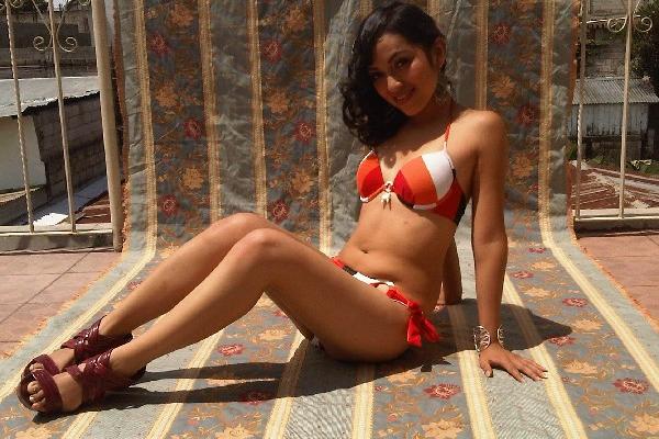 Siri Saday Escobar Pineda posa para las fotos de la promoción del concurso de top model.