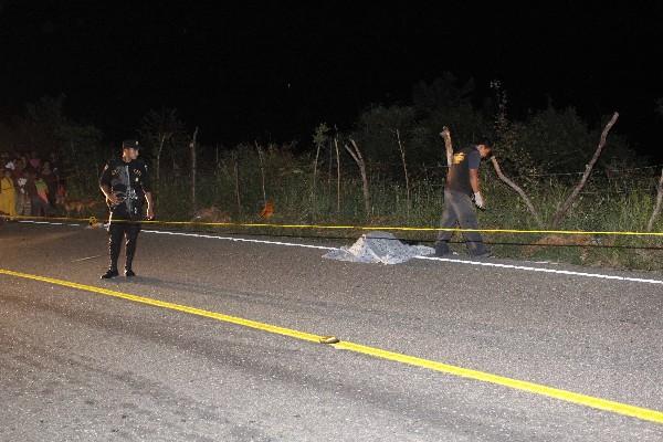 Cuerpo de  Alvarado de Jesús yace en asfalto.