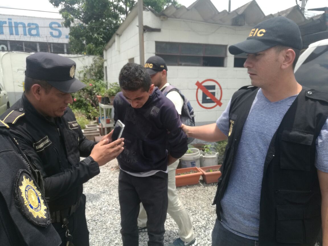 Derick Roberto Kiesling Barrios, de 21 años, fue aprehendido por las fuerzas de seguridad en la zona 9 de la capital. (Foto Prensa Libre: PNC)