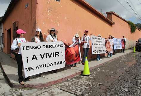 Integrantes de las organizaciones manifiestan en el ingreso a la Antigua Guatemala, en rechazo a algunos puntos que se tratarán en la asamblea de la OEA. (Foto Prensa Libre: Miguel López).