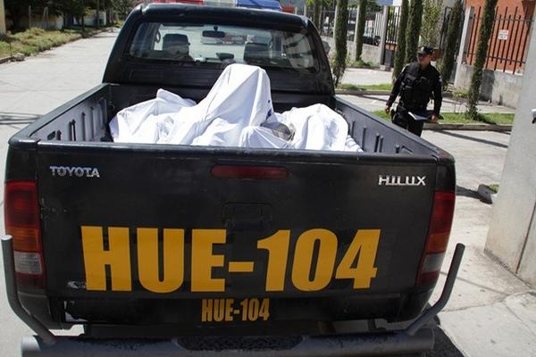 En autopatrulla  trasladan cuerpos de  tres  linchados. (Foto Prensa Libre: Mike Castillo)