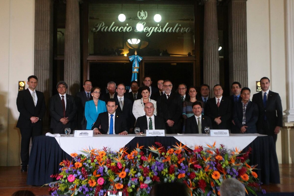 Representantes de los tres organismos de Estados, MP, Cicig, PDH y otras instituciones, al momento de respaldar la iniciativa de reforma constitucional entregada al Legislativo para su discusión y aprobación. (Foto Prensa Libre: Álvaro Interiano)