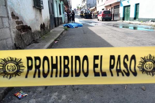 Mecánico muere baleado en colonia Guajitos. (Foto Prensa Libre: Erick Ávila)