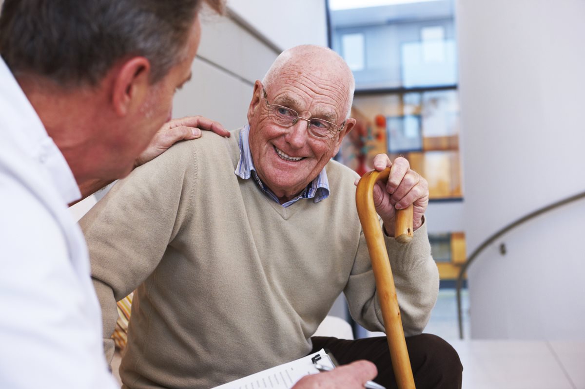 Las personas mayores de 65 necesitan acudir de manera regular con un médico de confianza, a fin de descartar cualquier indicio de demencia o alzhéimer. (Foto Prensa Libre: Hemeroteca PL)