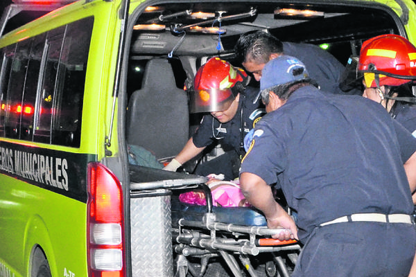 Los Bomberos Municipales trasladan a Yazmín Herrarte, de 2 años, al Hospital Roosevelt, donde murió pocas horas después. (Foto Prensa Libre: Bomberos Municipales)