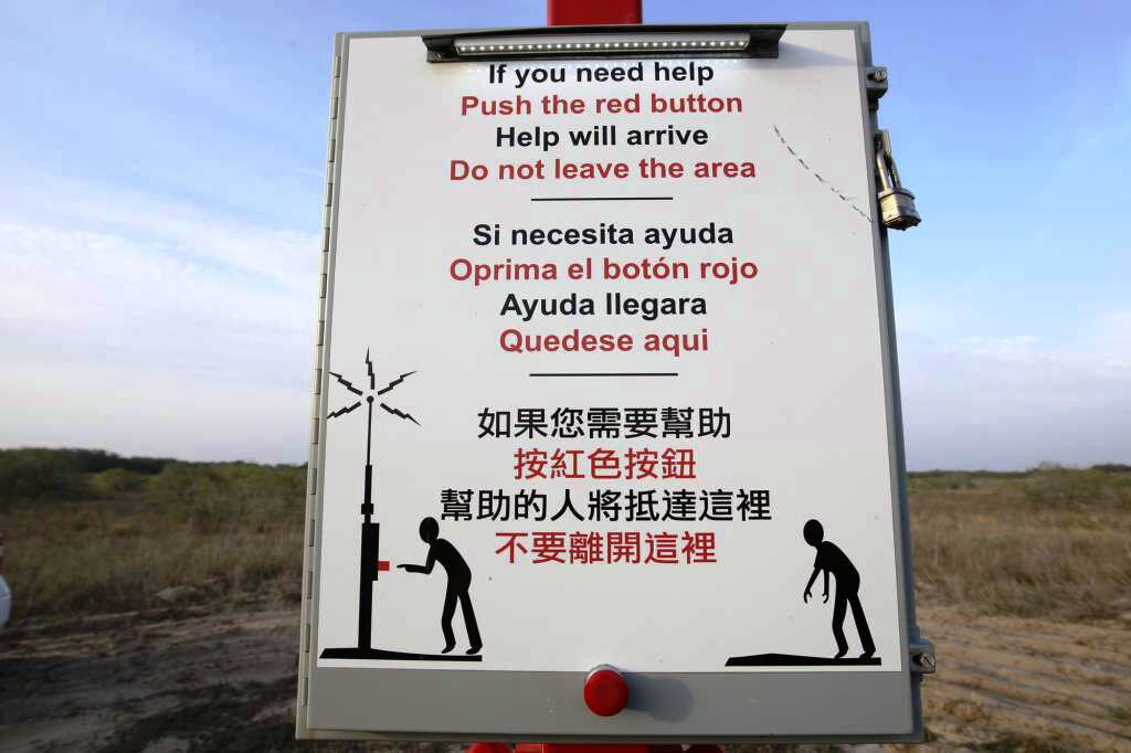 Un botón rojo permite localizar a migrantes y rescatarlos en el desierto de EE. UU.; además provee agua potable. (Foto Prensa Libre: Minex)