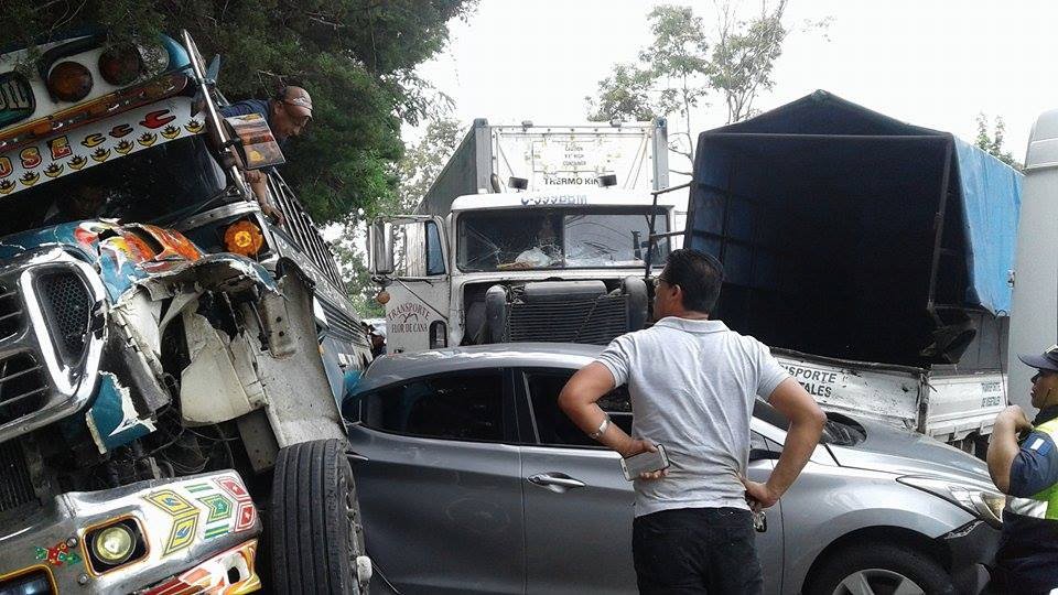 Seis vehiculos, un bus y un trálier chocan en el kilómetro 19 ruta Interamericana; hay cuatro heridos según el reporte de los cuerpos de socorro. (Foto Prensa Libre: Emixtra)